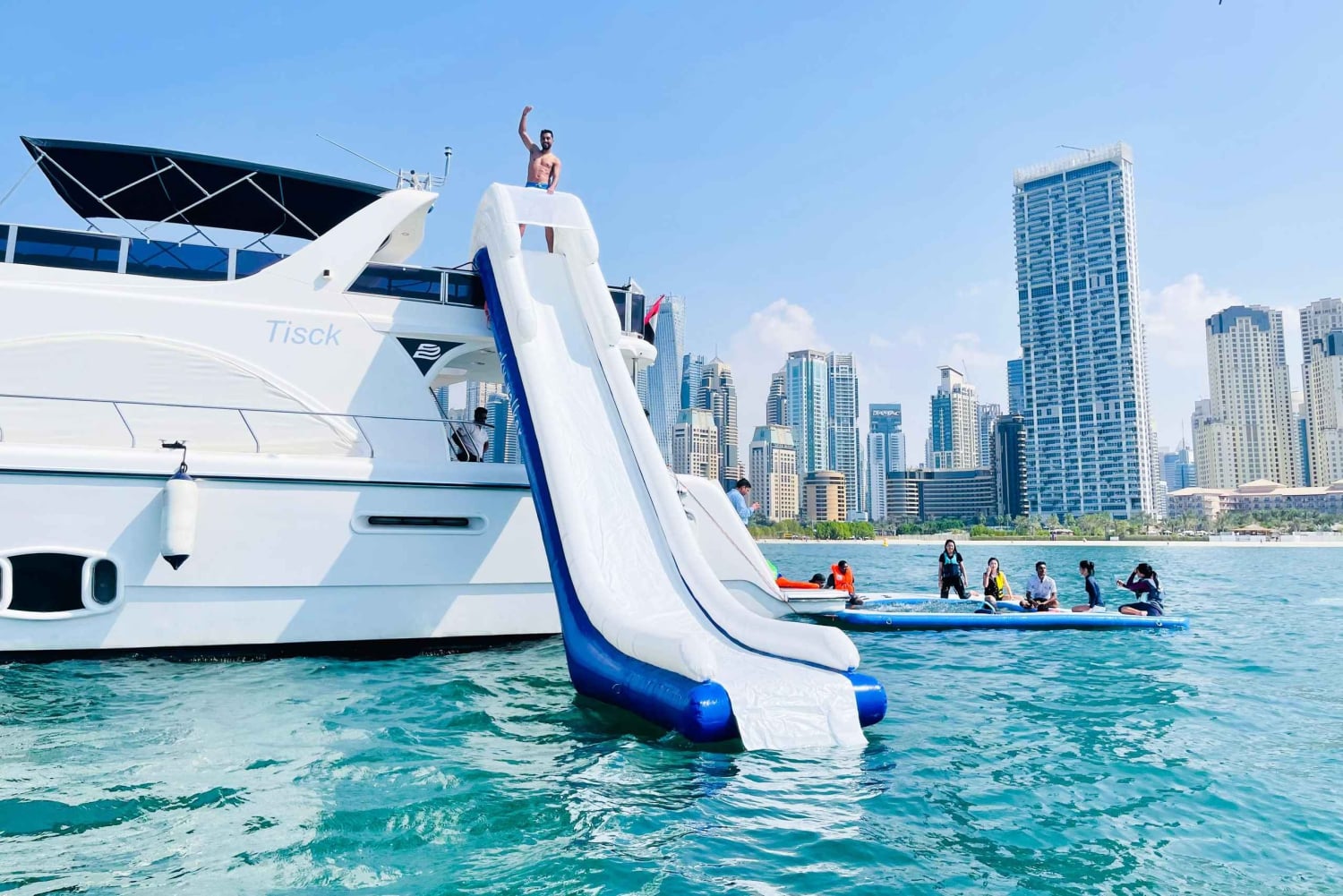 Dubai: Yachtfahrt mit Rutschen, Barbecue-Mittagessen und Getränken