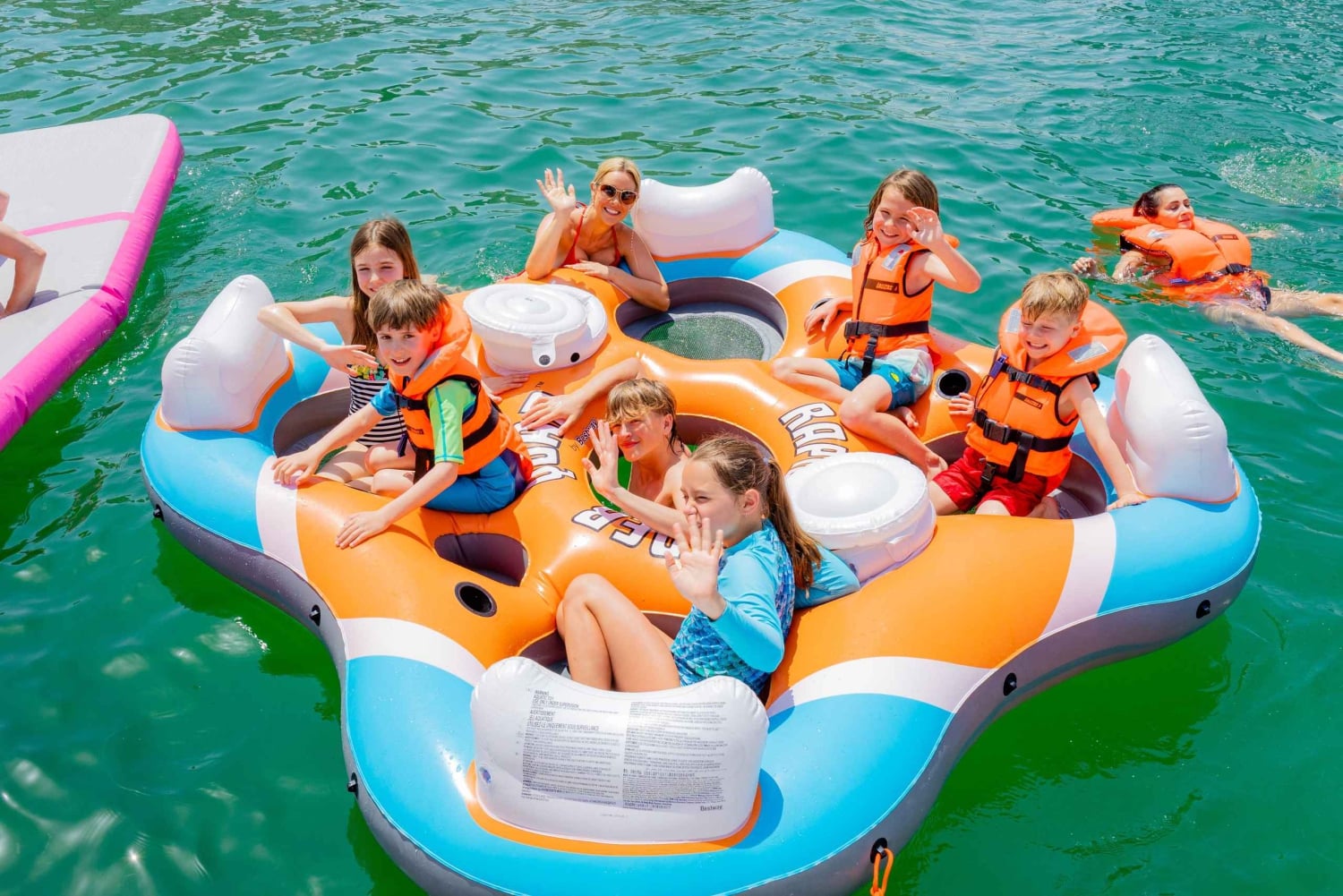 Dubai: Yachtfahrt mit Rutschen, Barbecue-Mittagessen und Getränken