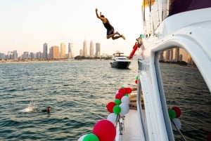 Dubai: Yachtfahrt mit Rutschen, Barbecue-Mittagessen und Getränken