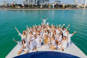 Dubai: Yachtfahrt mit Rutschen, Barbecue-Mittagessen und Getränken