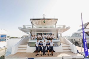 Dubai: Yachtfahrt mit Rutschen, Barbecue-Mittagessen und Getränken