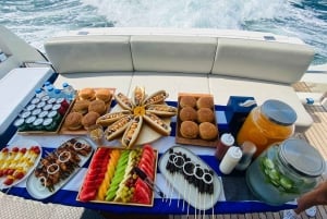 Dubai: Yachtfahrt mit Rutschen, Barbecue-Mittagessen und Getränken