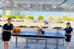Dubai: Yachtfahrt mit Rutschen, Barbecue-Mittagessen und Getränken