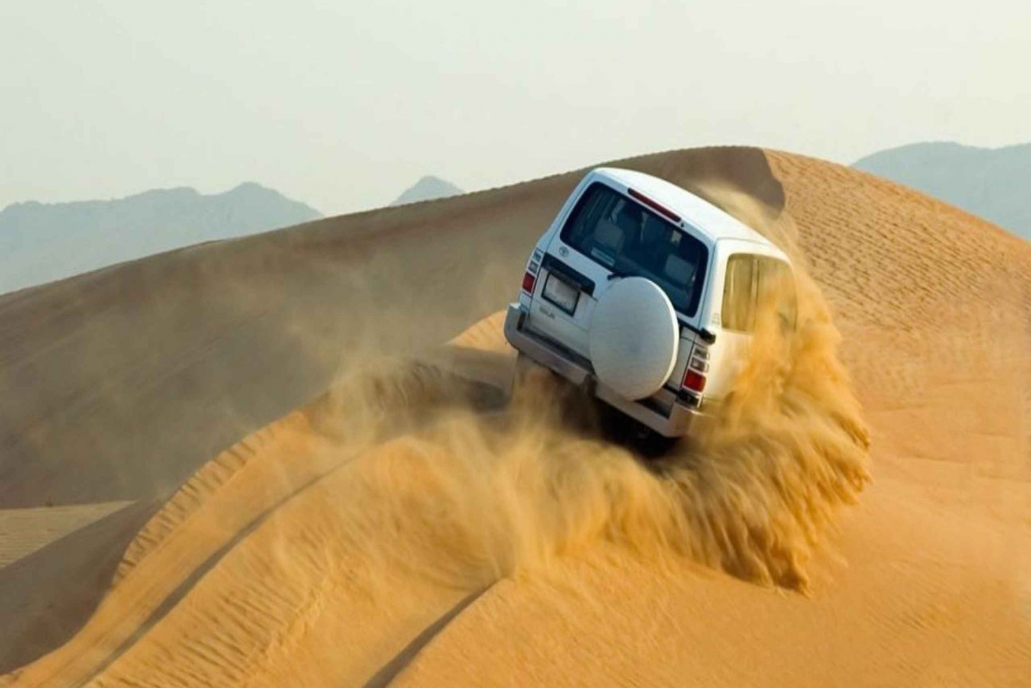 Dubain safarit, live-esitykset, illallinen, kameliratsastus ja hiekkalautailu