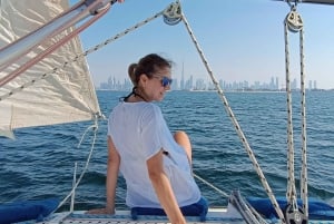 Dubai: Excursión en yate de vela con vistas al horizonte y al Burj Khalifa