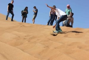 Dubai: Sandboarding, kamelridning og safari i røde klitter