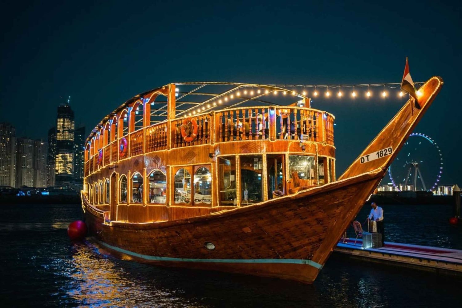 Dubai: Naturskønt dhow-krydstogt med middagsbuffet og liveshows