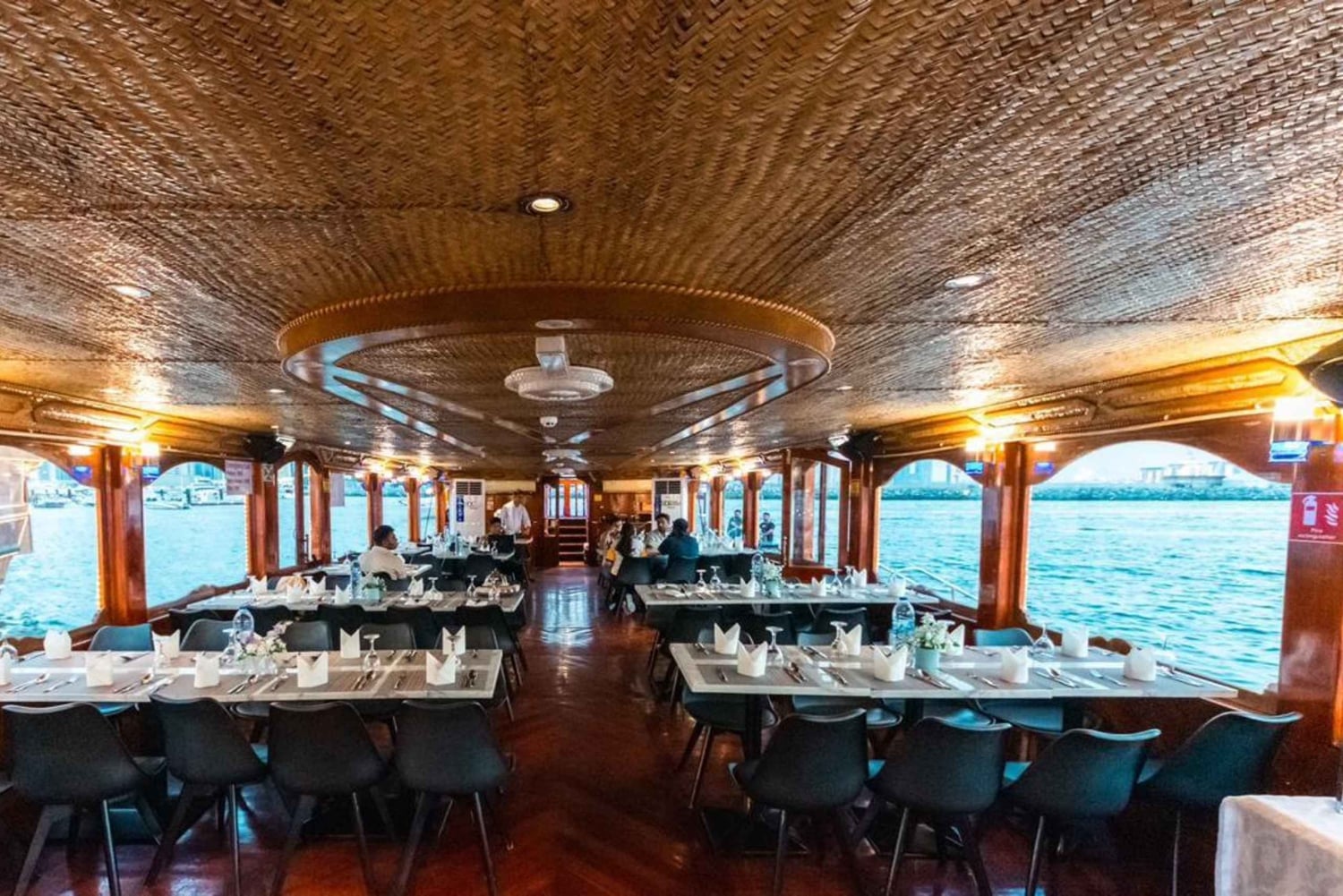 Dubai: Naturskønt dhow-krydstogt med middagsbuffet og liveshows