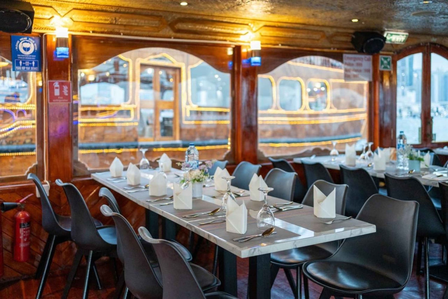 Dubai: Naturskønt dhow-krydstogt med middagsbuffet og liveshows