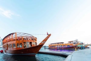 Dubai: Naturskønt dhow-krydstogt med middagsbuffet og liveshows