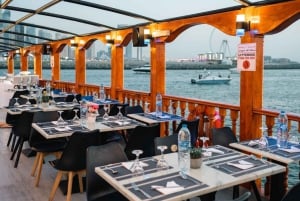 Dubai: Naturskønt dhow-krydstogt med middagsbuffet og liveshows