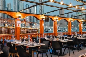 Dubai: Naturskønt dhow-krydstogt med middagsbuffet og liveshows