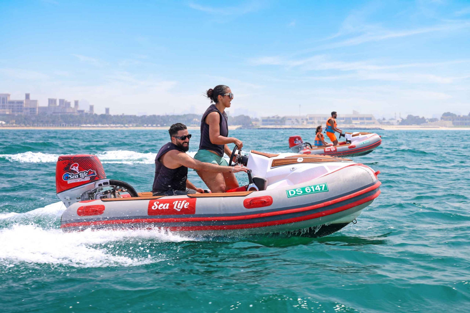Dubai: Experiencia en barco sin conductor para 1 ó 2 personas