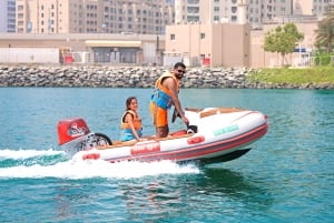 Dubai: Self-Drive Boat Experience 1 tai 2 hengelle.