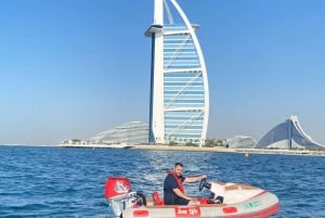 Dubai: Esperienza di guida autonoma in barca per 1 o 2 persone