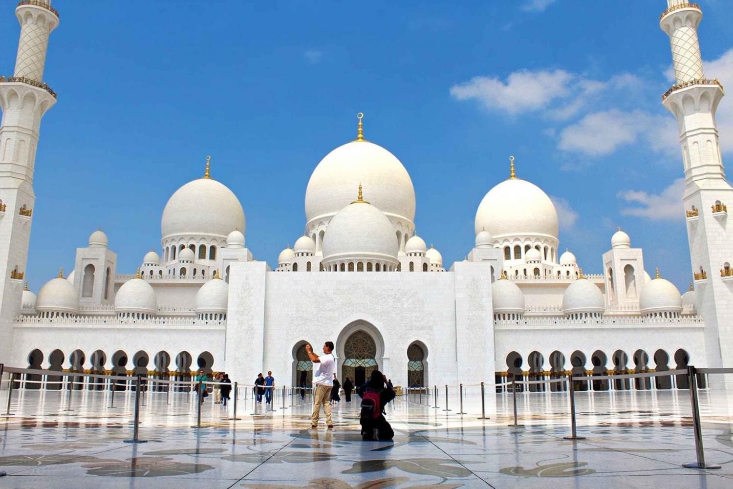 Dubai: Zayedin moskeija ja Abu Dhabin upeat nähtävyydet.