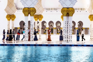 Dubai: Zayedin moskeija ja Qasr Al Watan -kierros noutopalvelun kanssa.