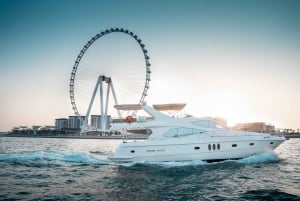 Dubai: Sightseeing med privat yacht, der sejler forbi Dubai Marina