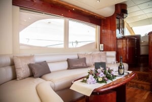 Dubai: Sightseeing med privat yacht, der sejler forbi Dubai Marina