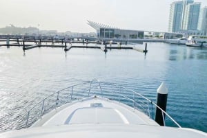 Dubai: Dubai Marina: Nähtävyyksien kiertoajelu yksityisellä huviveneellä Dubain venesataman ohi