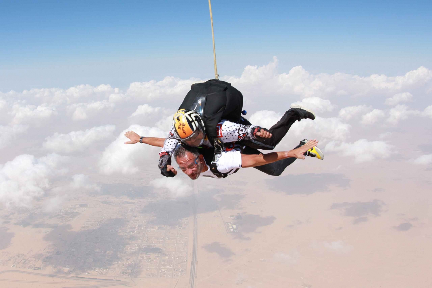 Dubai: Fallskjermhopping i Dubais ørken