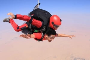 Dubai: Fallschirmsprung in der Wüste von Dubai
