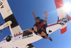 Dubai: Fallskjermhopping i Dubais ørken