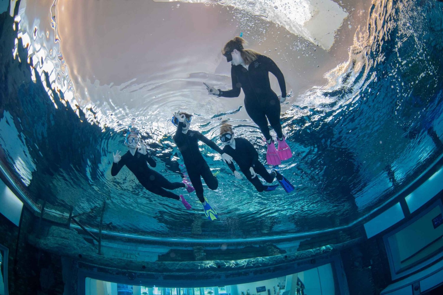 Dubai: Bucea con tubo en la piscina más profunda del mundo