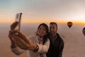 Dubai: Sunrise Balloon Flight with Breakfast & Falcon Photo
