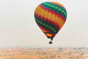 Dubai: Volo in mongolfiera all'alba con giro in cammello e colazione