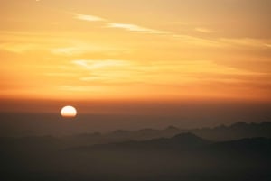 Dubai: Volo in mongolfiera all'alba con giro in cammello e colazione