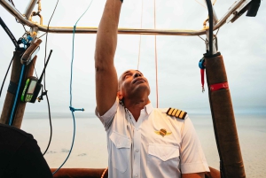 Dubai: Volo in mongolfiera all'alba con giro in cammello e colazione