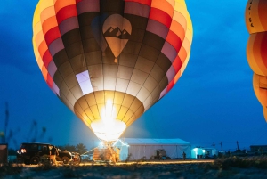 Dubai: Volo in mongolfiera all'alba con giro in cammello e colazione