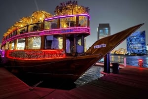 Dubái: Cena en dhow por la tarde en Al Seef Creek con entretenimiento en directo