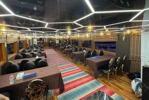 Dubái: Cena en dhow por la tarde en Al Seef Creek con entretenimiento en directo
