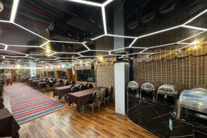 Dubái: Cena en dhow por la tarde en Al Seef Creek con entretenimiento en directo