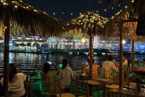 Dubái: Cena en dhow por la tarde en Al Seef Creek con entretenimiento en directo