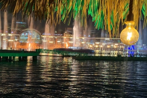 Dubái: Cena en dhow por la tarde en Al Seef Creek con entretenimiento en directo