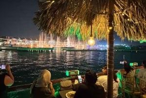 Dubái: Cena en dhow por la tarde en Al Seef Creek con entretenimiento en directo