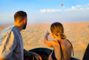 Dubai: Soloppgangstur med varmluftsballong med transport