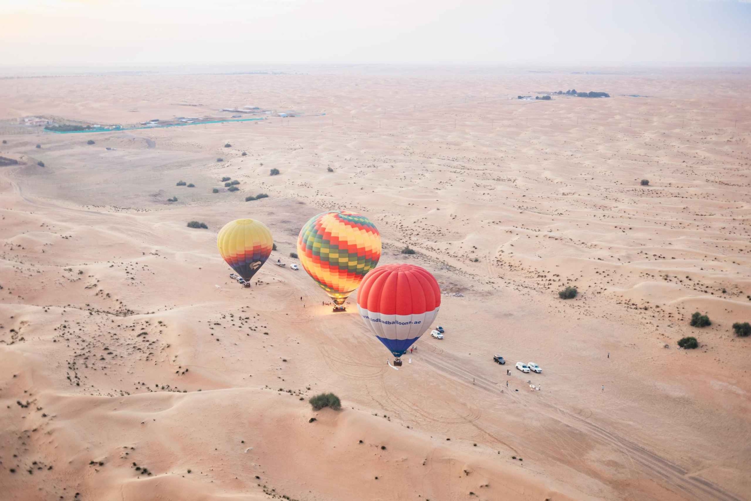 Dubai: Passeio de balão de ar quente ao nascer do sol sobre o deserto