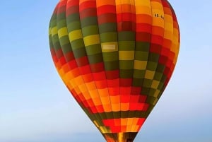 Dubai: Sonnenaufgang Heißluftballonfahrt über der Wüste