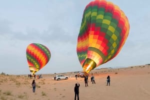 Dubai: Tour in mongolfiera all'alba sopra il deserto