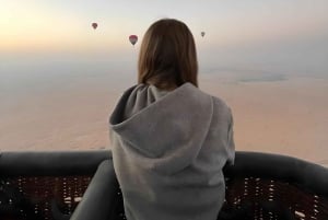 Dubai: Sonnenaufgang Heißluftballonfahrt über der Wüste