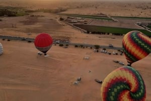 Dubai: Auringonnousun kuumailmapallokierros aavikon yllä