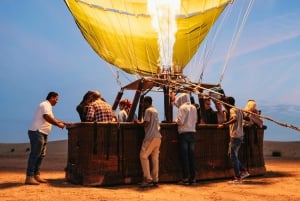 Dubai: Passeio de balão de ar quente ao nascer do sol sobre o deserto