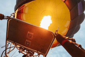 Dubai: Passeio de balão de ar quente ao nascer do sol sobre o deserto