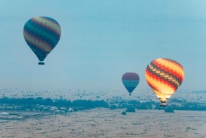Dubai: Passeio de balão de ar quente ao nascer do sol sobre o deserto