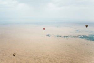 Dubai: Passeio de balão de ar quente ao nascer do sol sobre o deserto