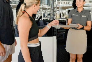 ドバイ：サンシーカー スーパーヨットでVIPディナー、ドリンク、ライブDJをお楽しみください